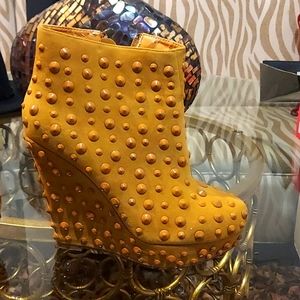 Mustard Yellow size 9 Vintage wedge heel